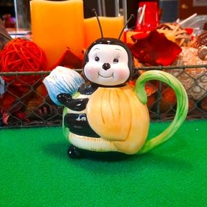 Decorative honey bee creamer